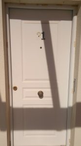 puerta-aluminio-pvc-con-escudo-protector-cerrado