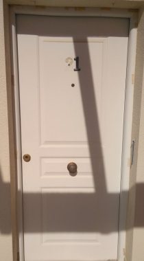 puerta-aluminio-pvc-con-escudo-protector-cerrado.jpg